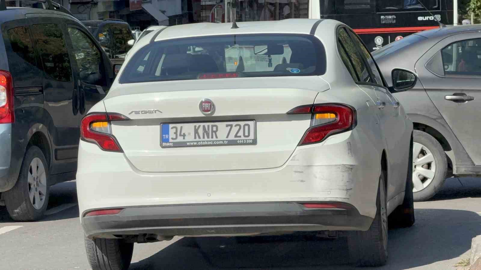 Motorlu bisiklet, yayaya yol veren otomobile &ccedil;arptı: 1 yaralı
