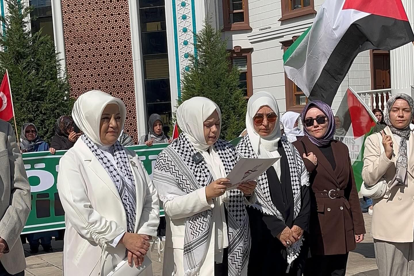 AK Parti K&uuml;tahya İl Kadın Kolları Başkanlığı&rsquo;ndan Gazze i&ccedil;in sessiz &ccedil;ığlık zinciri
