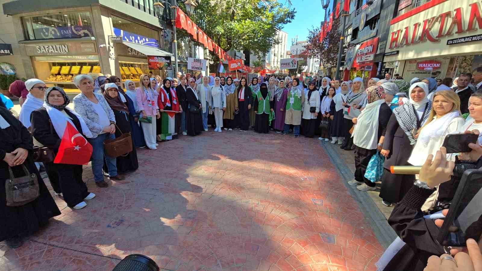 Karab&uuml;kl&uuml; kadınlardan Gazze&rsquo;ye destek

