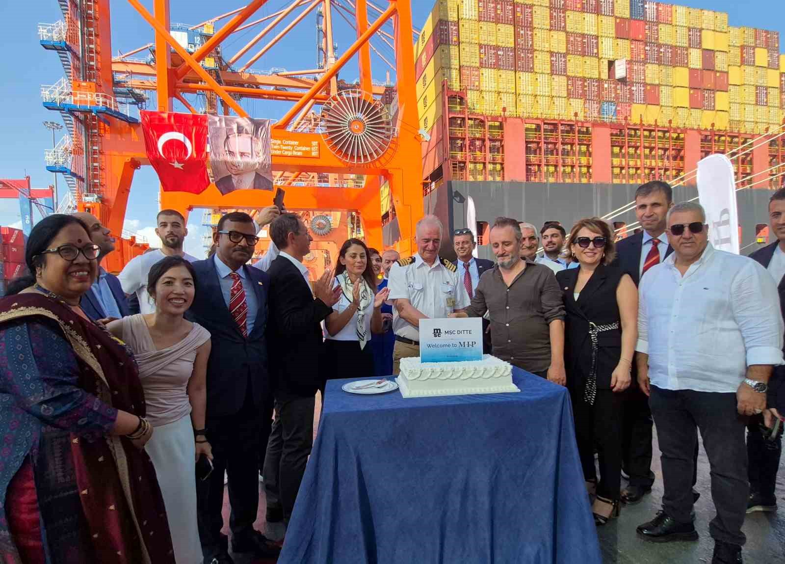 Mersin Limannda tarihi gn: 400 metrelik mega gemi ilk kez demir att
