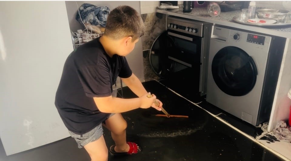 Ceylanpınar’da bir evi kanalizasyon suyu bastı