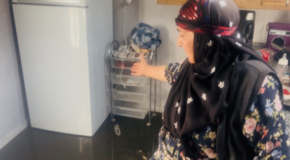 Ceylanpınar&rsquo;da bir evi kanalizasyon suyu bastı
