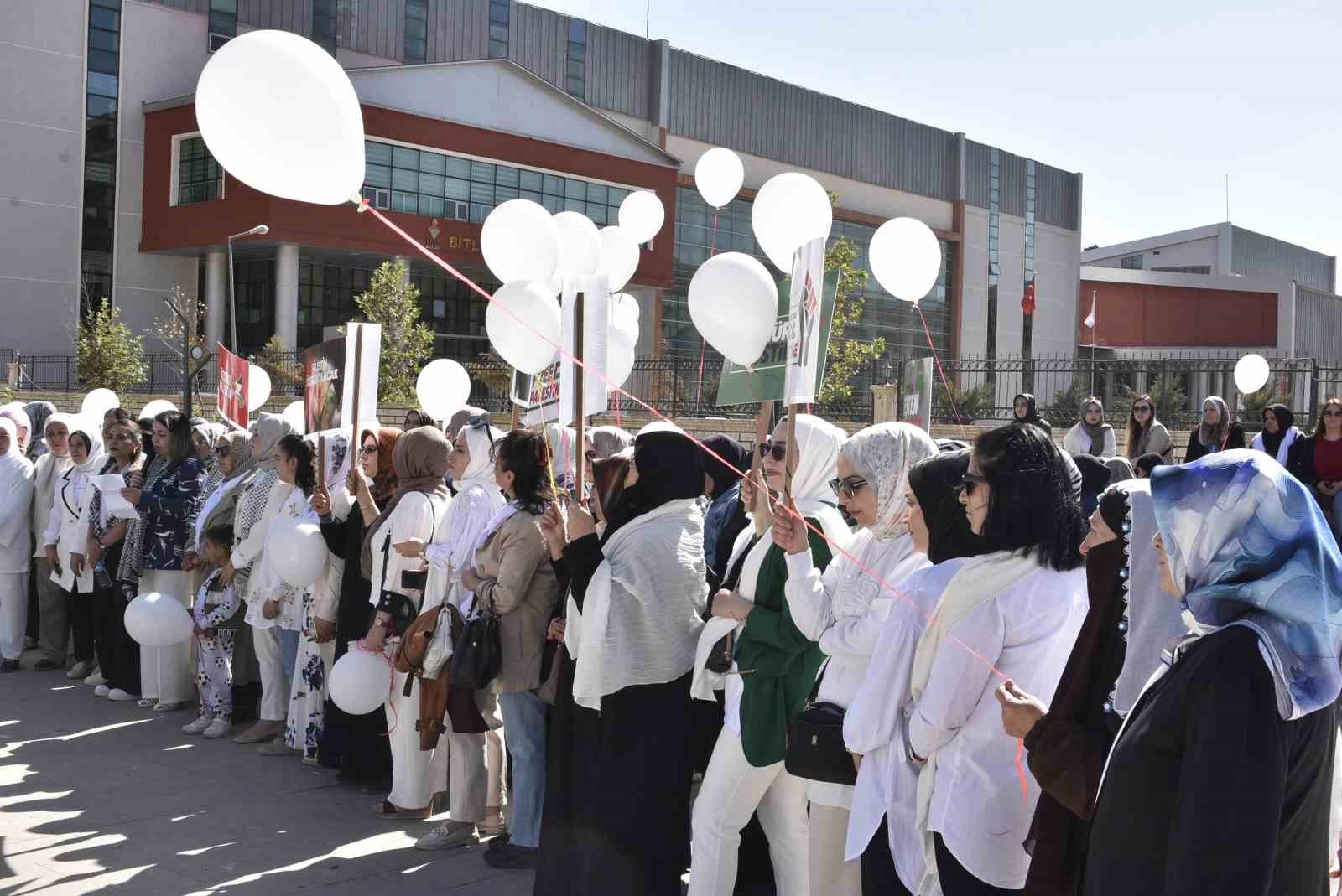Bitlis’te kadınlar beyaz balonla İsrail’i kınadı