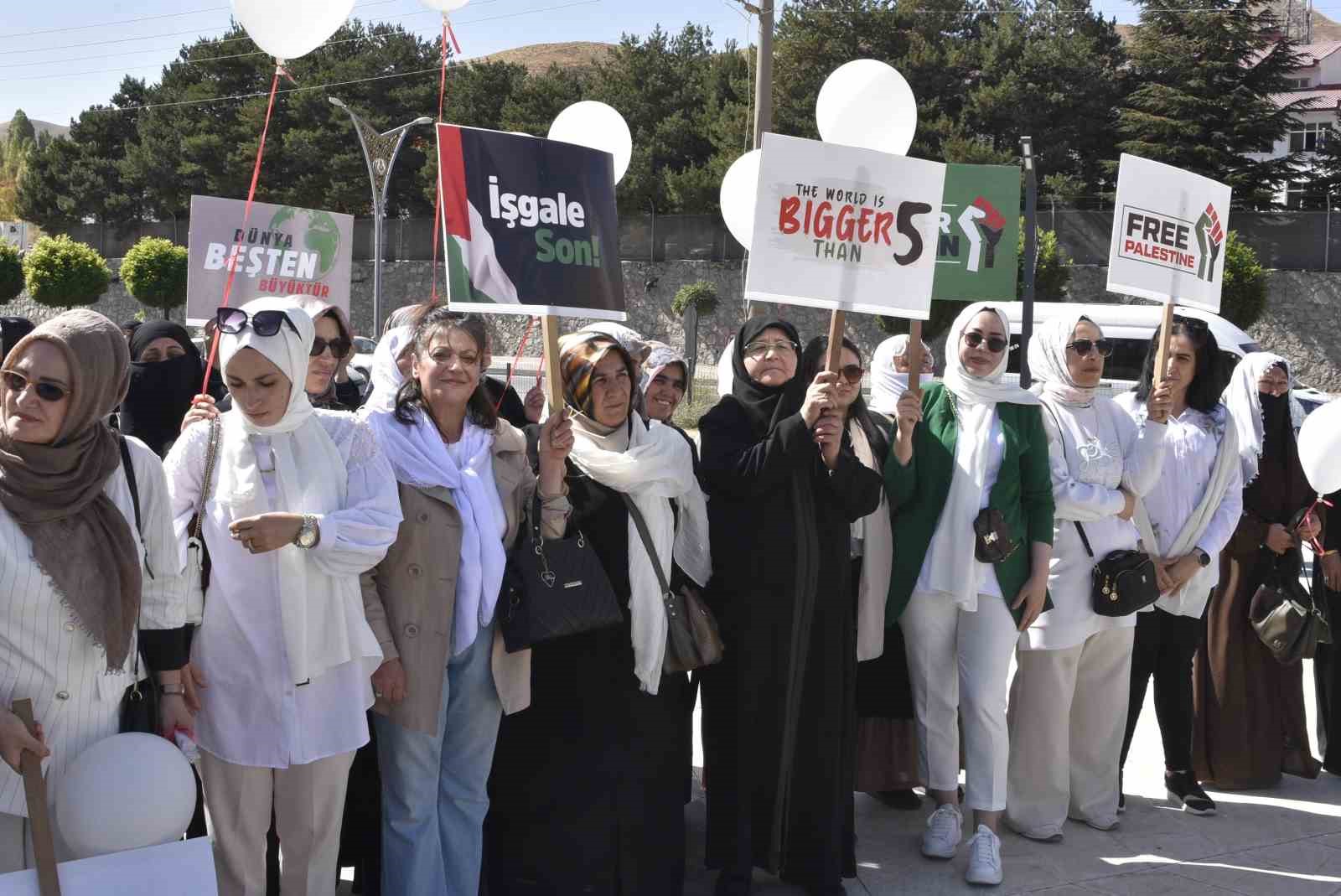 Bitlis&rsquo;te kadınlar beyaz balonla İsrail&rsquo;i kınadı

