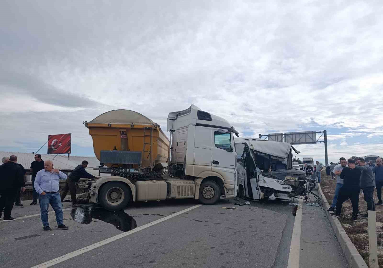 Tekirdağ&rsquo;da minib&uuml;s ile tır kafa kafaya &ccedil;arpıştı: 1 ağır yaralı
