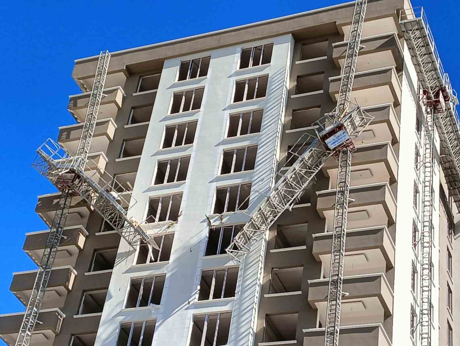 Kırılan yük asansöründen düşerek hayatını kaybeden inşaat işçisi son yolculuğuna uğurlandı