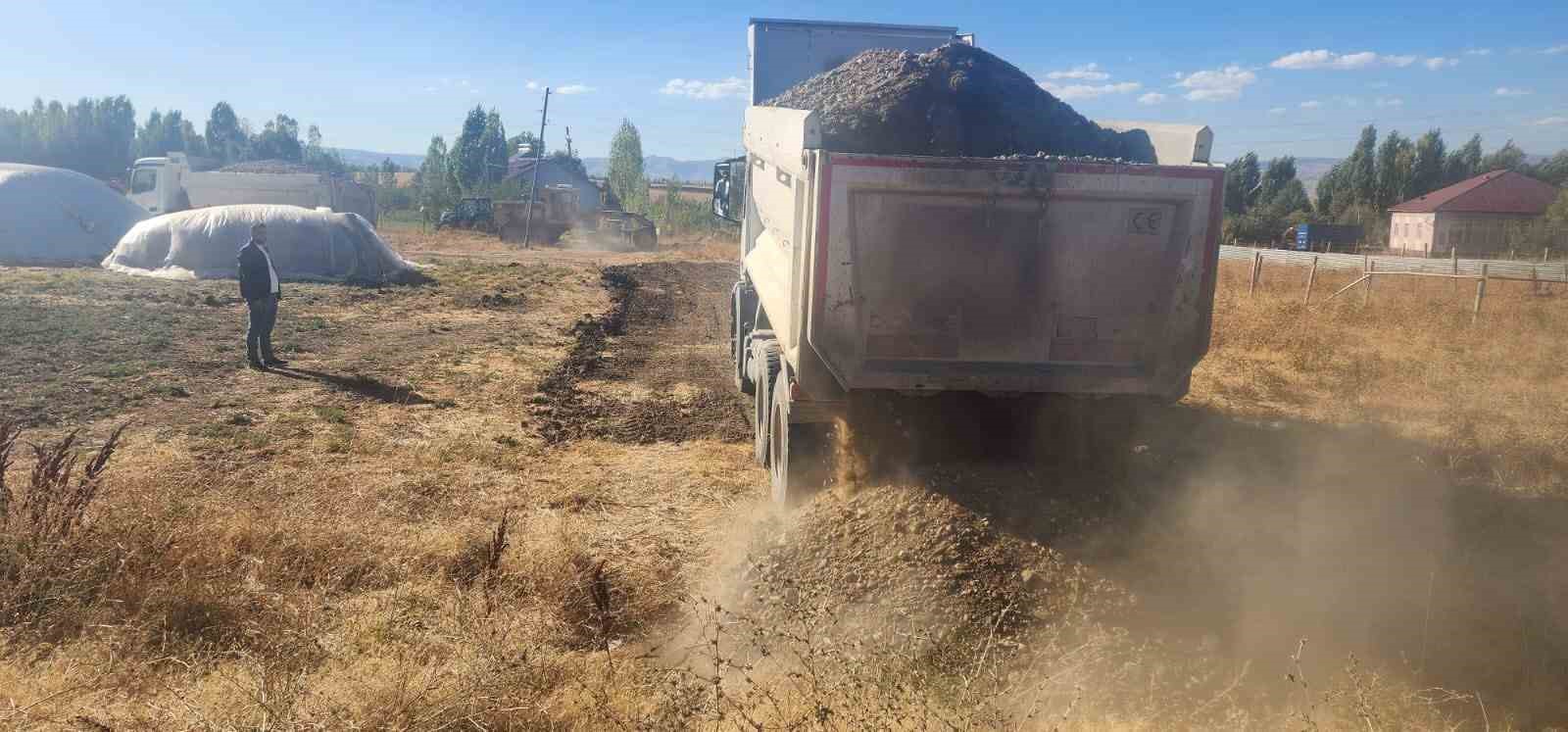 Muş’ta stabilize yol çalışmaları sürüyor