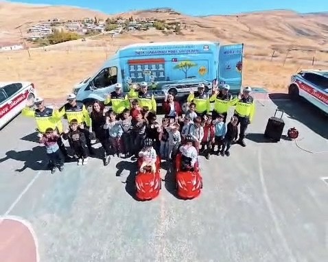 Van&rsquo;da jandarma ekiplerinden &ouml;ğrencilere uygulamalı trafik eğitimi
