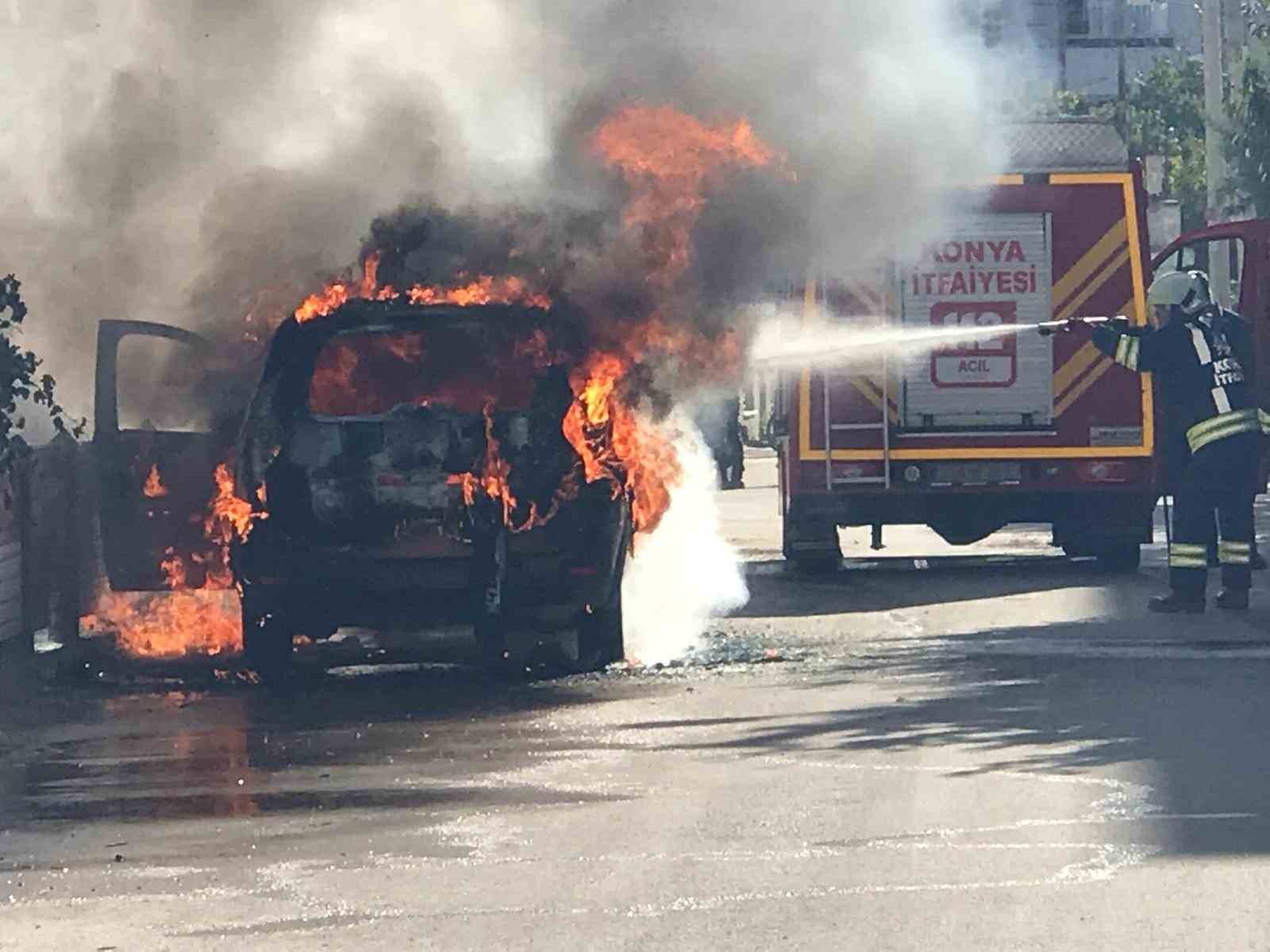 Park halindeki ticari taksi alev topuna dönerek yandı
