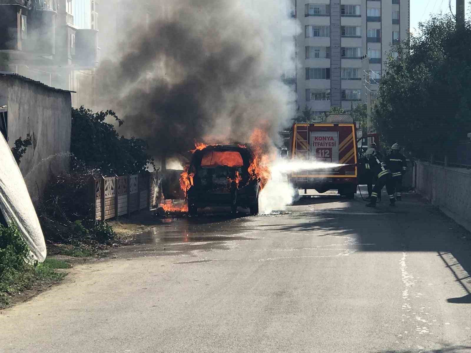 Park halindeki ticari taksi alev topuna d&ouml;nerek yandı
