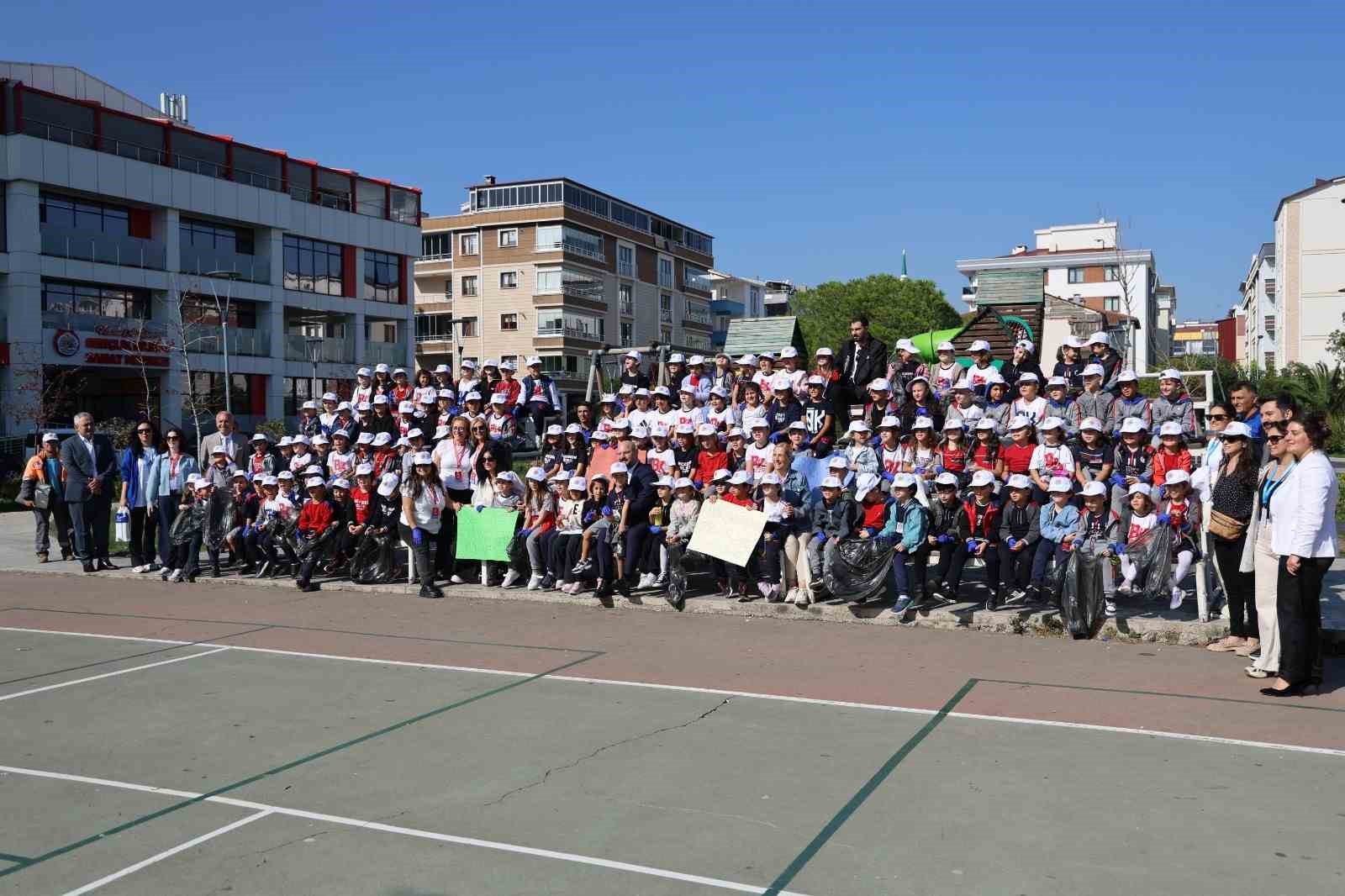 Başkan T&uuml;rkel, &ouml;ğrencilerle &ccedil;&ouml;p topladı
