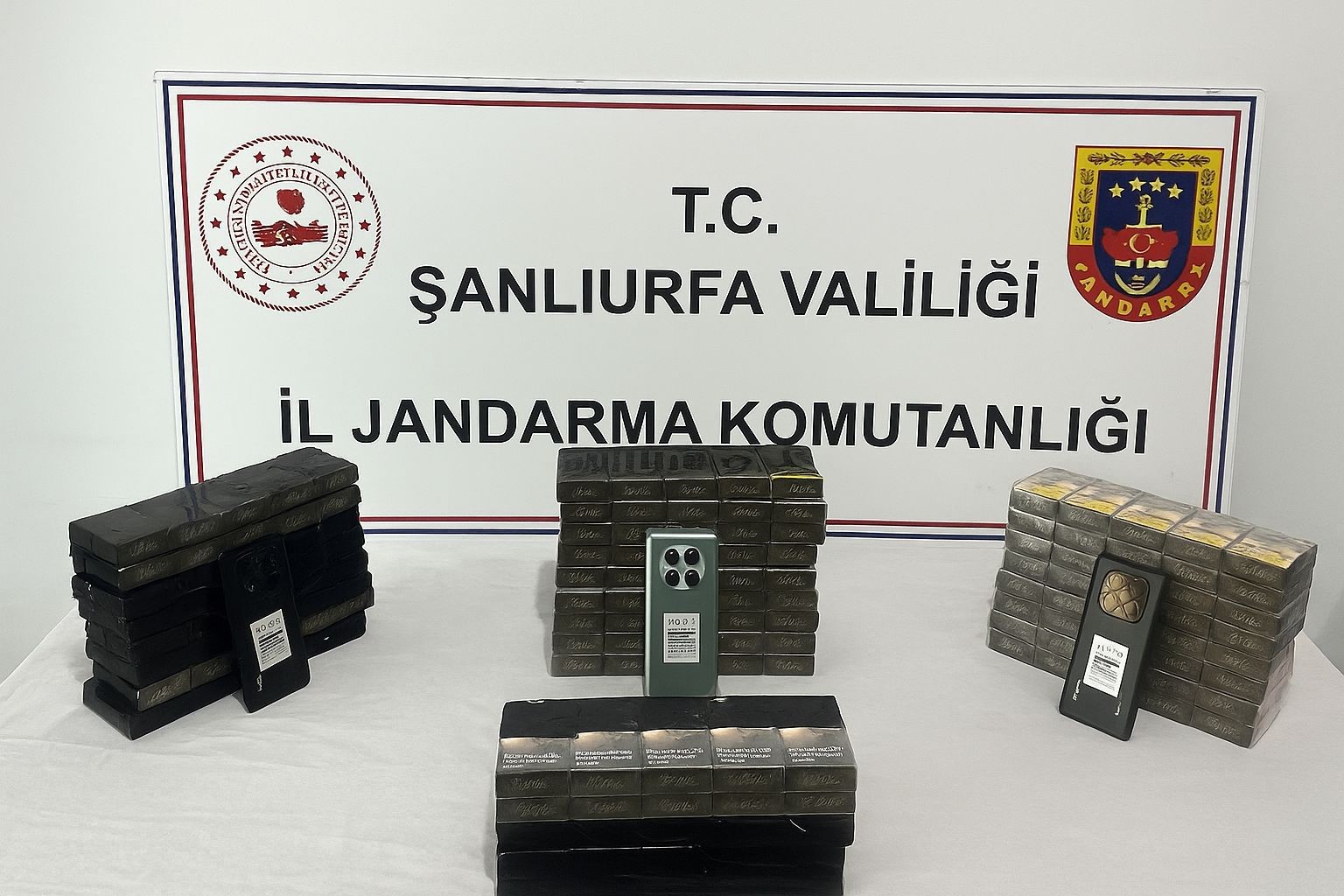 Şanlıurfa&rsquo;da g&uuml;mr&uuml;k ka&ccedil;ağı 2 bin 370 paket sigara ele ge&ccedil;irildi
