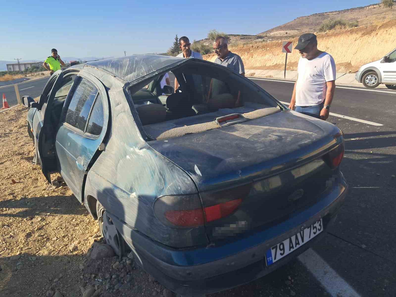 Otomobil taklalar attı, şans eseri yaralanan olmadı