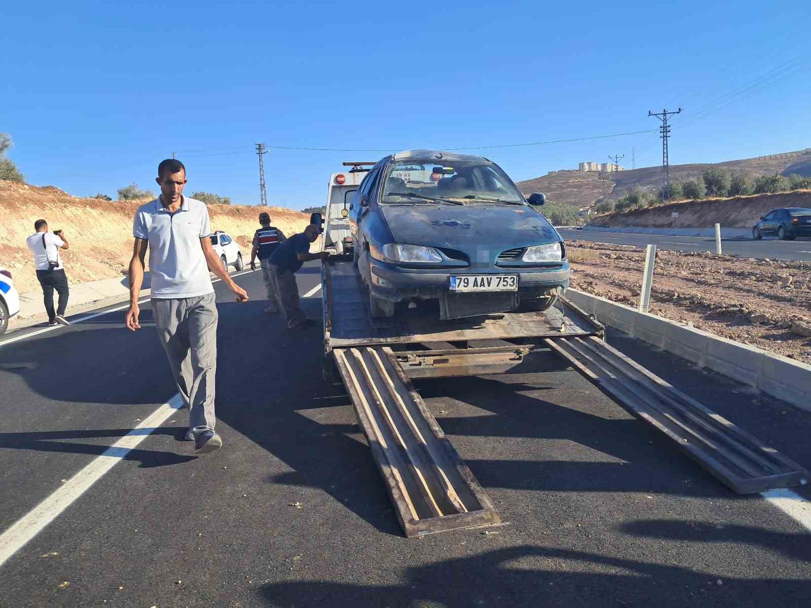 Otomobil taklalar attı, şans eseri yaralanan olmadı
