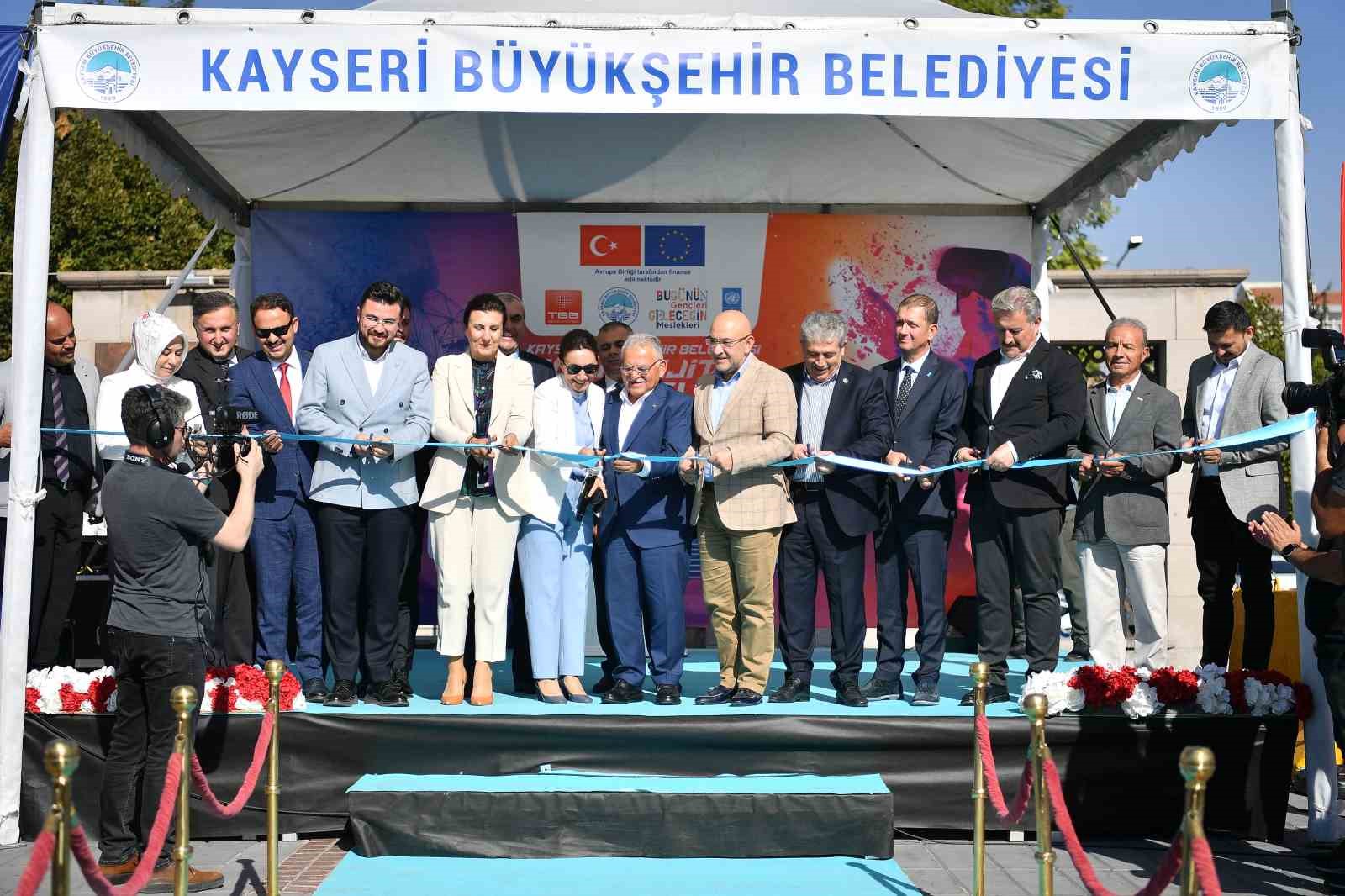 Büyükşehir’in gençlere yönelik büyüleyici Mobil Dijital Gençlik Merkezi açıldı
