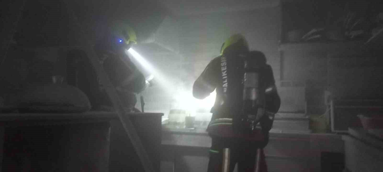 İşyerinin de fritöz yangınında duman paniği