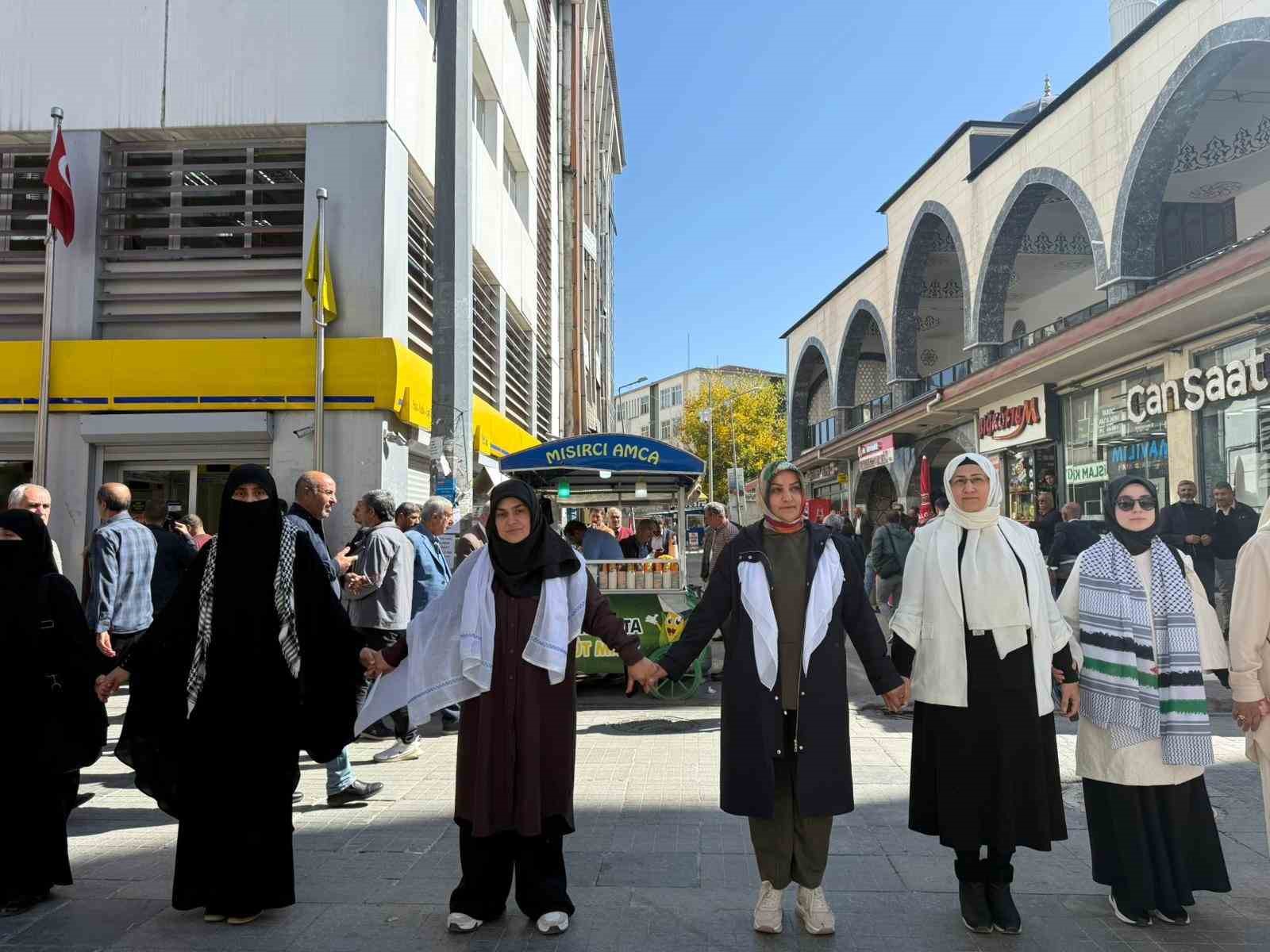 Ağrı’da kadınlar Gazze’ye destek için sessiz zincir oluşturdu