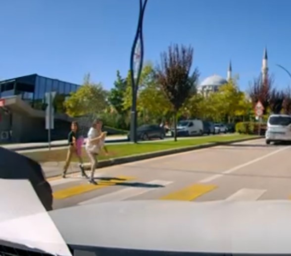 Yaya ge&ccedil;idinde aracın &ccedil;arptığı &ccedil;ocuk yaralandı
