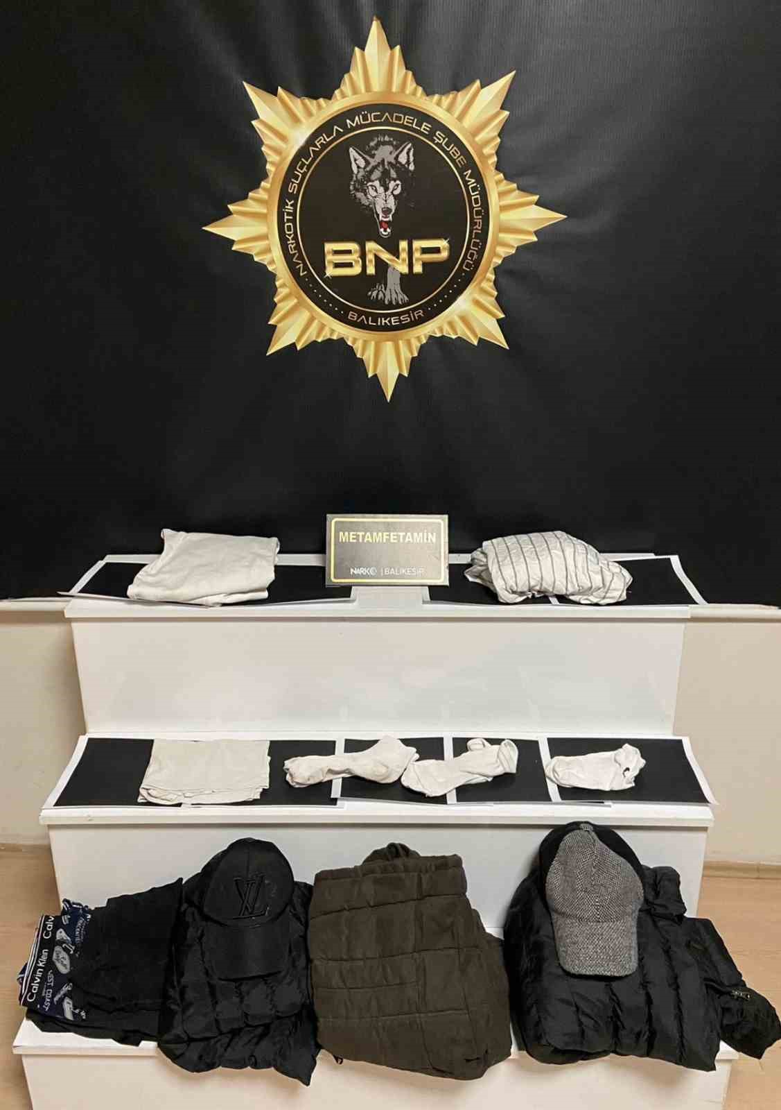 Kıyafete emdirilen uyuşturucu polislerin dikkati sayesinde yakalandı