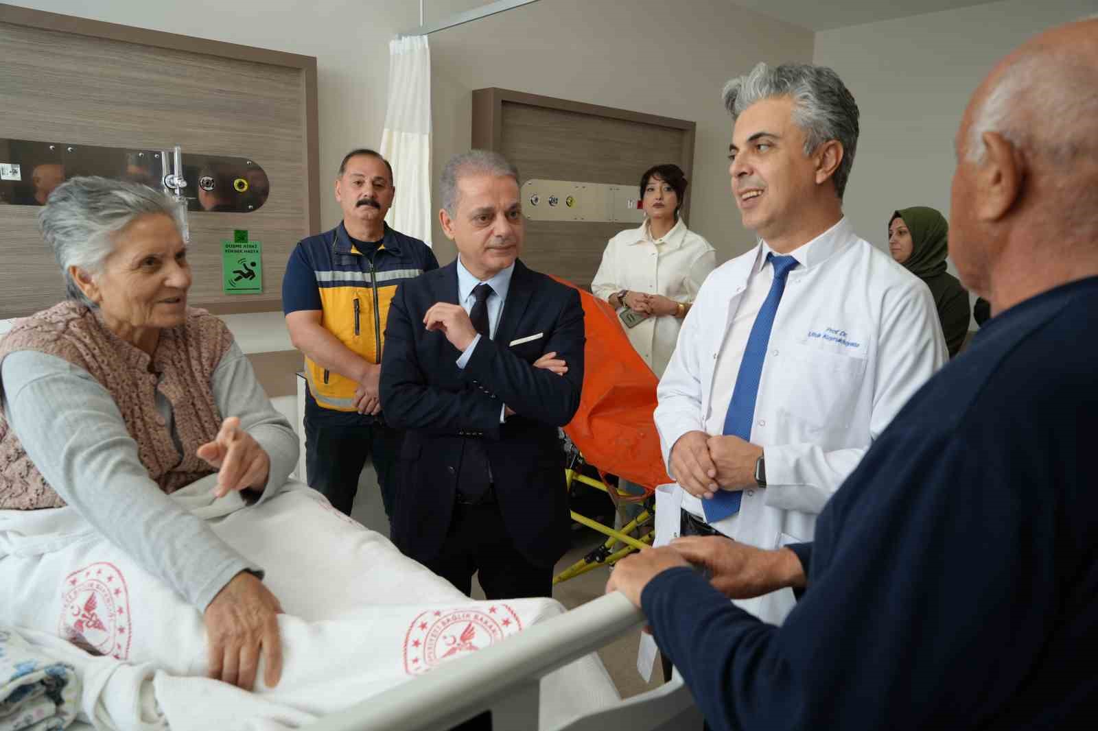 Erzincan&rsquo;da taburcu edilen hastalar ihtiya&ccedil; halinde evlerine ambulansla &uuml;cretsiz g&ouml;t&uuml;r&uuml;l&uuml;yor
