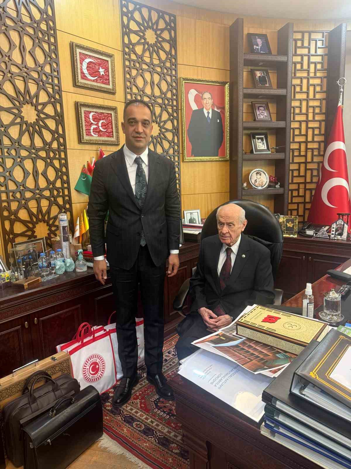 Teşkilat binasının tapusunu Genel Başkan Devlet Bah&ccedil;eli&rsquo;ye takdim ettiler
