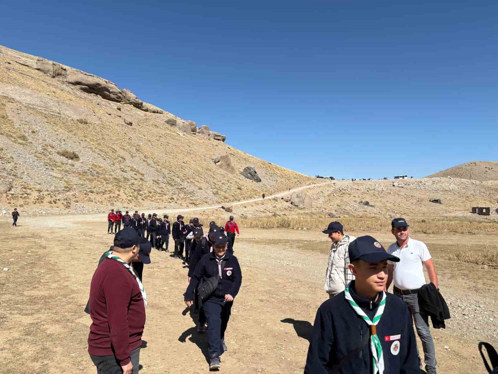 ‘Niğde Gençlerine Sahip Çıkıyor’ projesi kapsamında doğa yürüyüşü düzenlendi