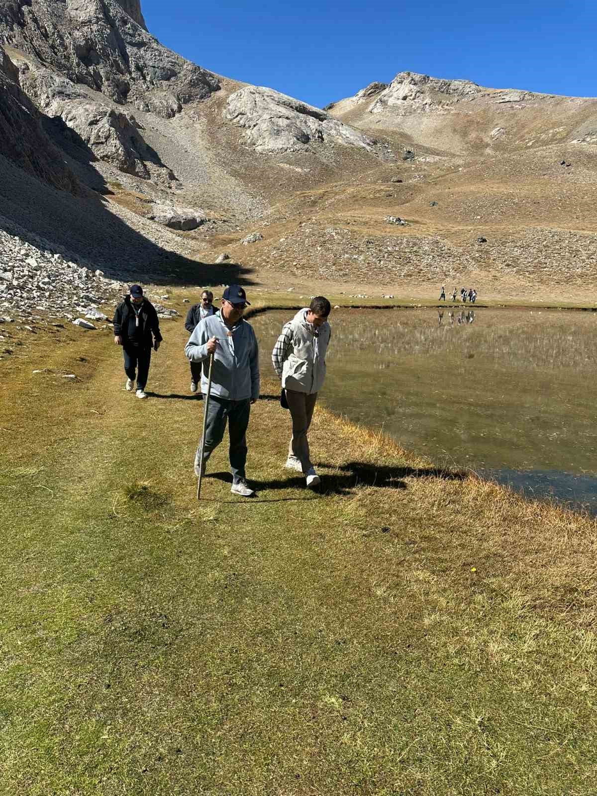 &lsquo;Niğde Gen&ccedil;lerine Sahip &Ccedil;ıkıyor&rsquo; projesi kapsamında doğa y&uuml;r&uuml;y&uuml;ş&uuml; d&uuml;zenlendi

