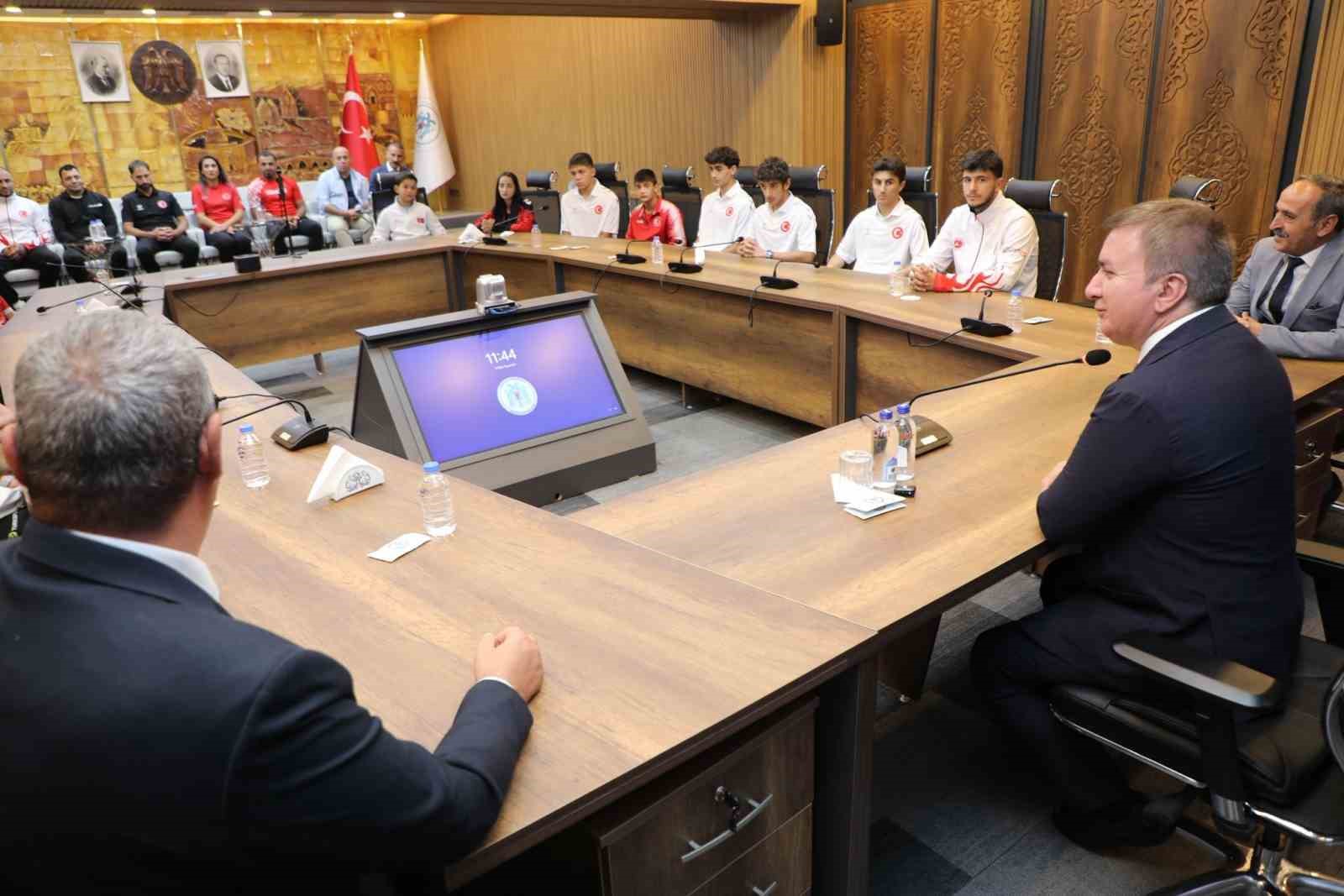 Vali Aydoğdu, sporcuları makamında ağırladı
