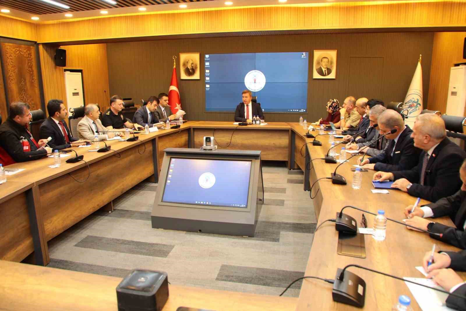 Vali Aydoğdu, birim amirleriyle toplantı yaptı
