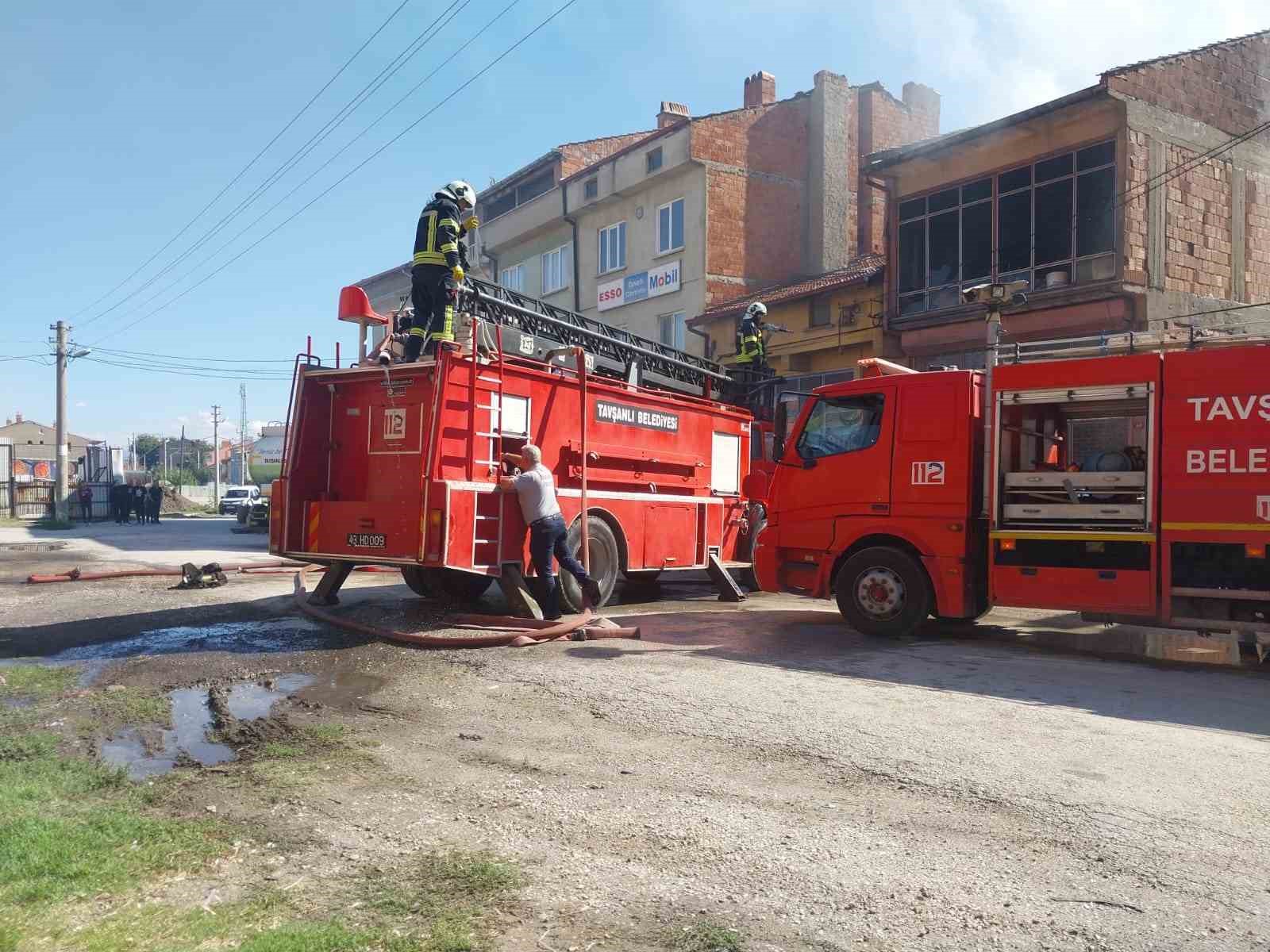 Kütahya’da iş yerindeki yangında 1 itfaiye eri yaralandı