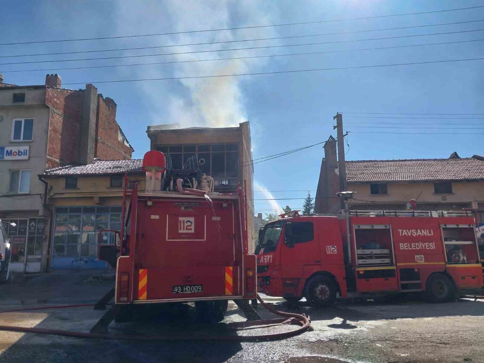 K&uuml;tahya&rsquo;da iş yerindeki yangında 1 itfaiye eri yaralandı
