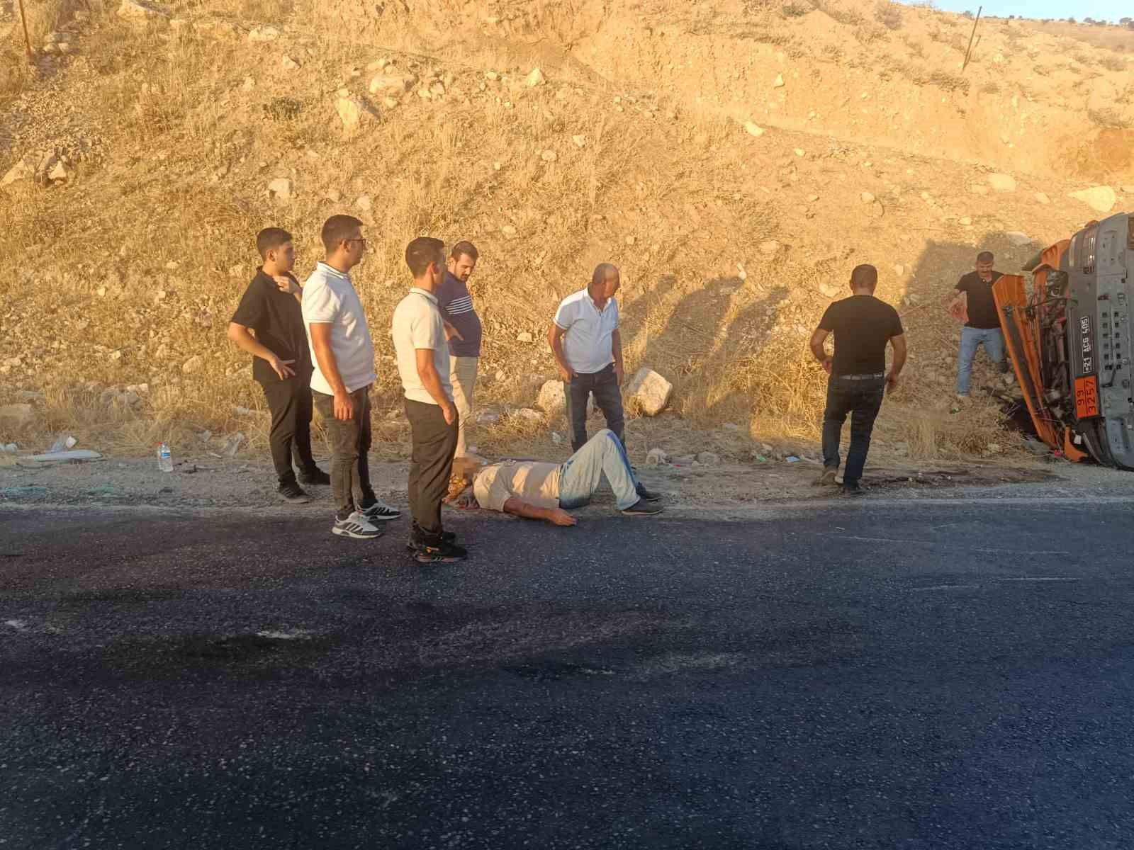 Siirt’te virajı alamayan tır devrildi: 1 yaralı

