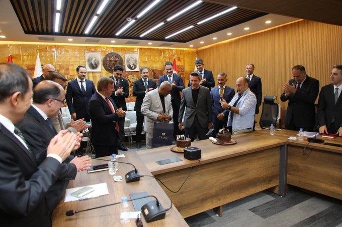 K&ouml;pr&uuml; dizisine de konu olan Erzincan&rsquo;ın g&uuml;le&ccedil; y&uuml;z&uuml; Tuncay&rsquo;a, Validen doğum g&uuml;n&uuml; s&uuml;rprizi
