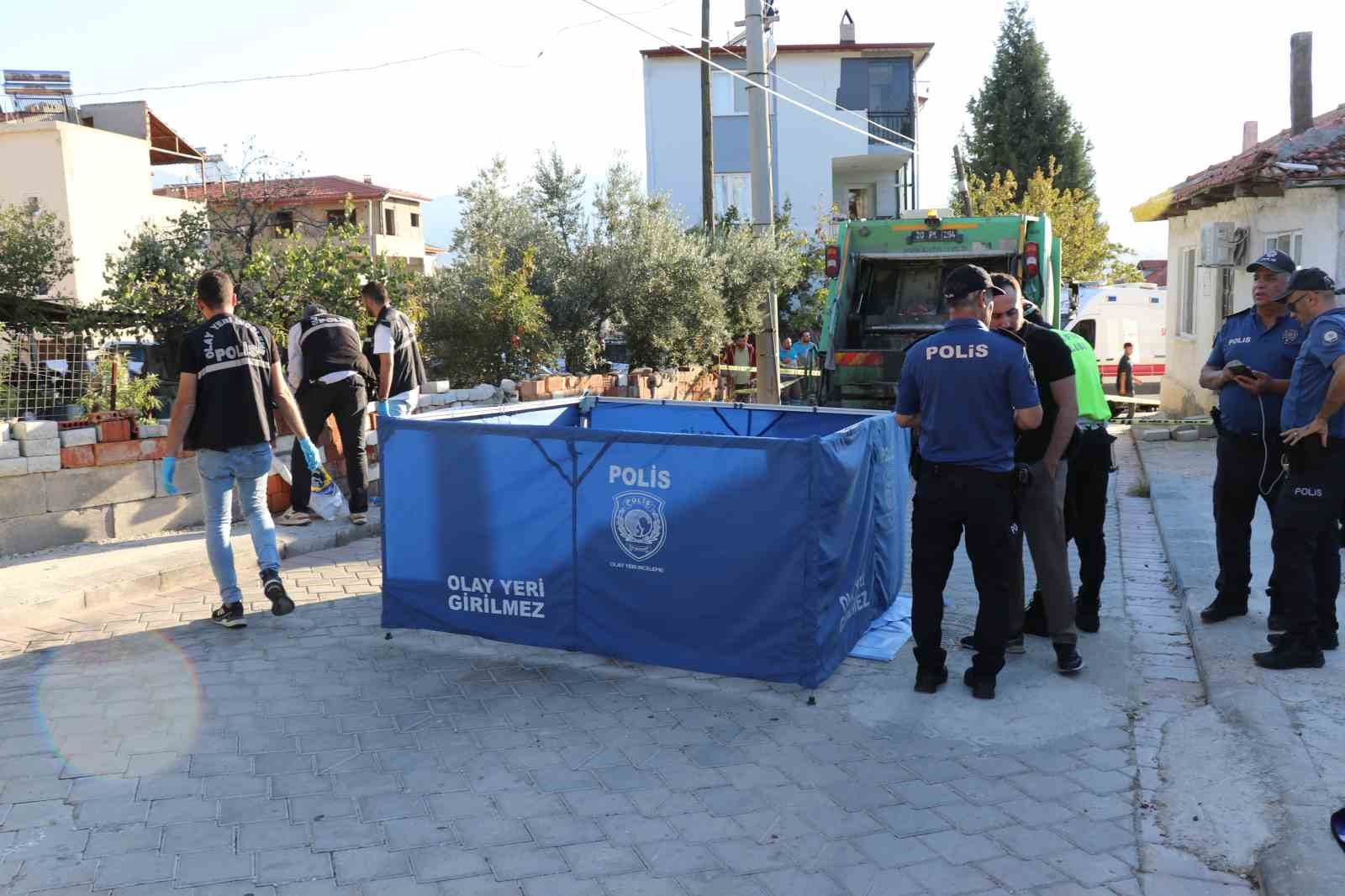 Çöp kamyonunun ezdiği yaşlı kadın hayatını kaybetti
