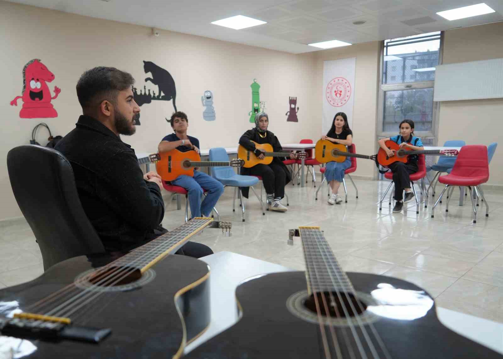 Gençlik Merkezi’nde gençler sanatı keşfediyor