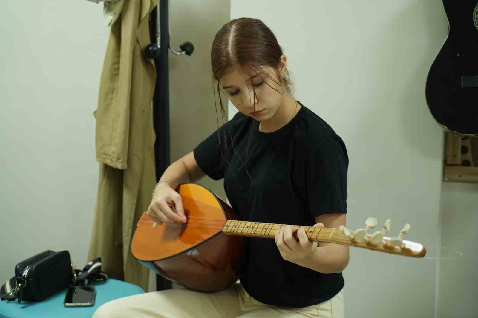 Gen&ccedil;lik Merkezi&rsquo;nde gen&ccedil;ler sanatı keşfediyor
