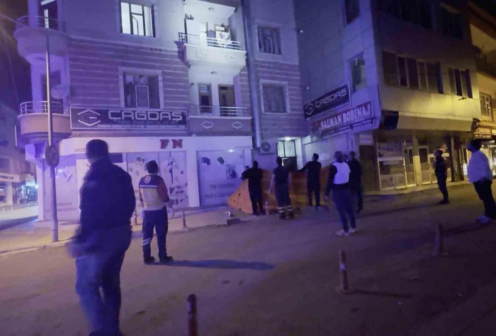 Eski eşini darbeden şahıs &ccedil;ocuklarını bı&ccedil;akla rehin aldı
