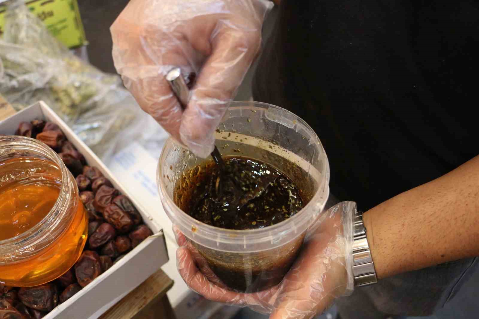 25 bitkiden yaptığı özel karışımla bin bir derde deva oluyor