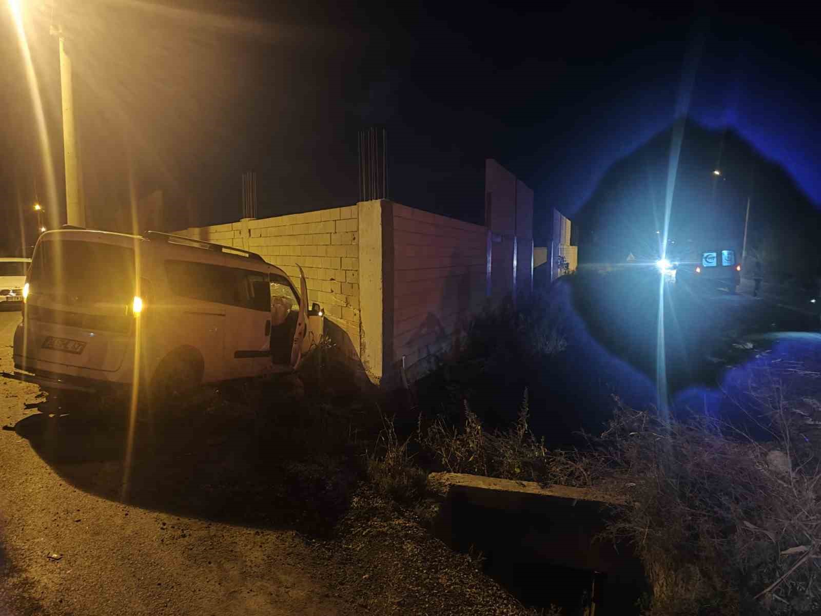 Adana’da iki hafif ticari araç çarpıştı: 1 ölü, 2 yaralı