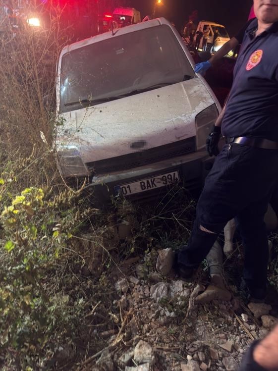 Adana&rsquo;da iki hafif ticari ara&ccedil; &ccedil;arpıştı: 1 &ouml;l&uuml;, 2 yaralı
