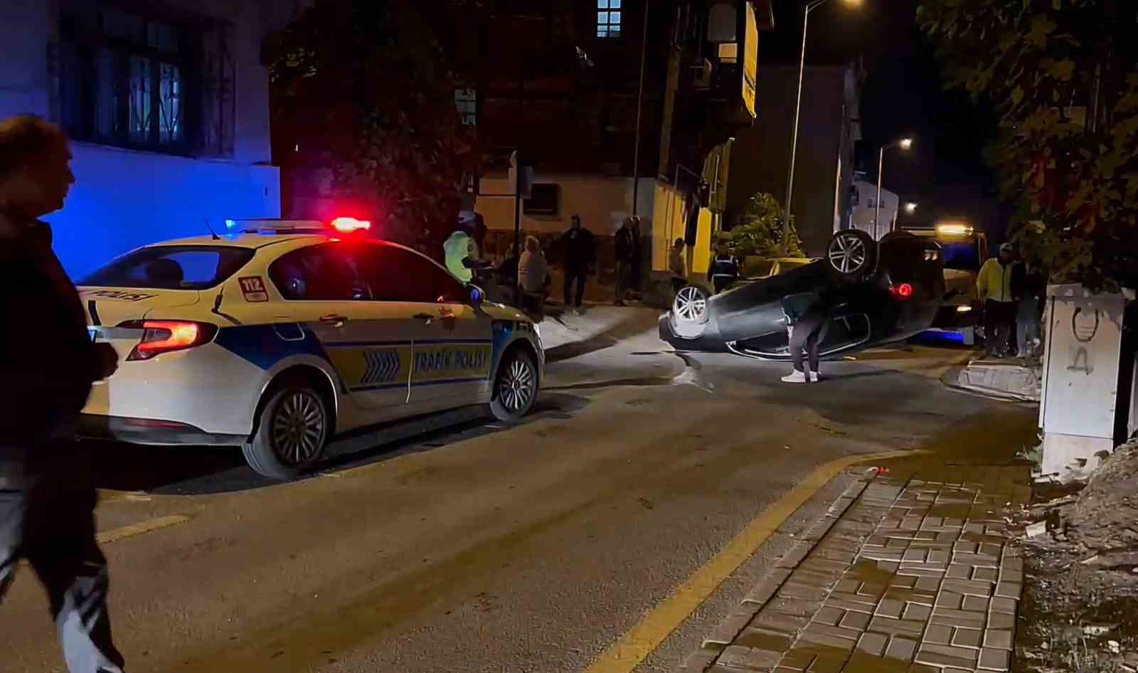 Kaldırıma çarpan otomobil takla attı
