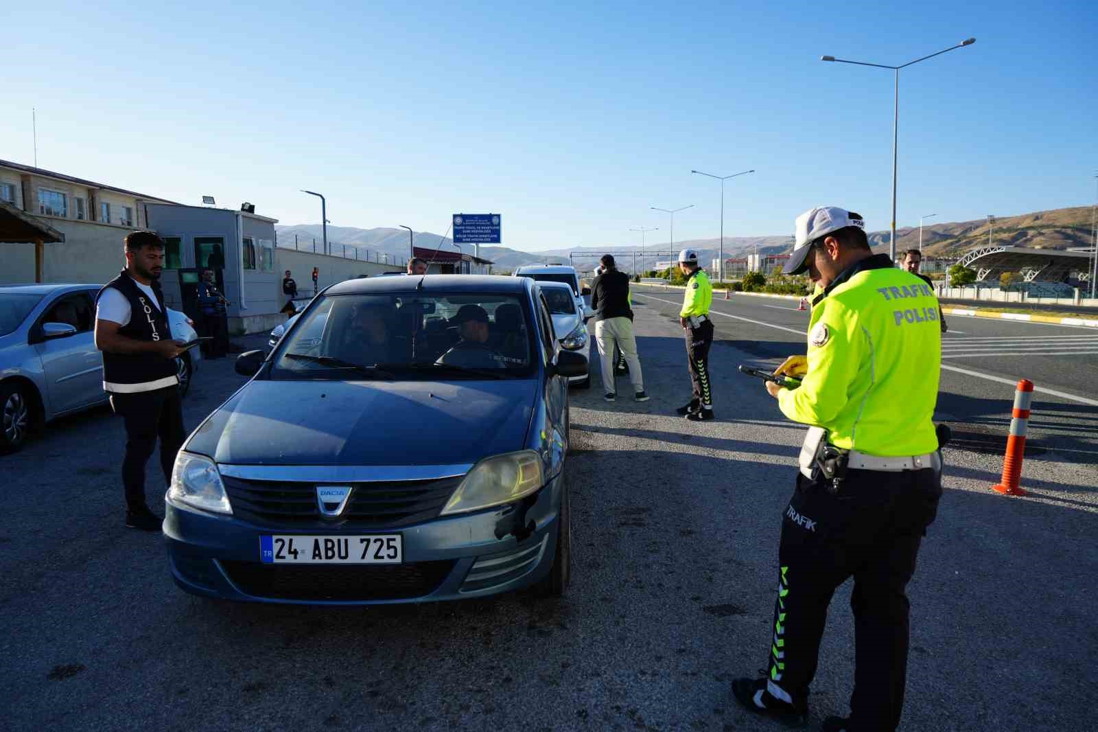 Geçen yıl 30 kişinin öldüğü yola çelik bariyerler çözüm oldu; 2025 yılında ölümlü trafik kazası olmadı
