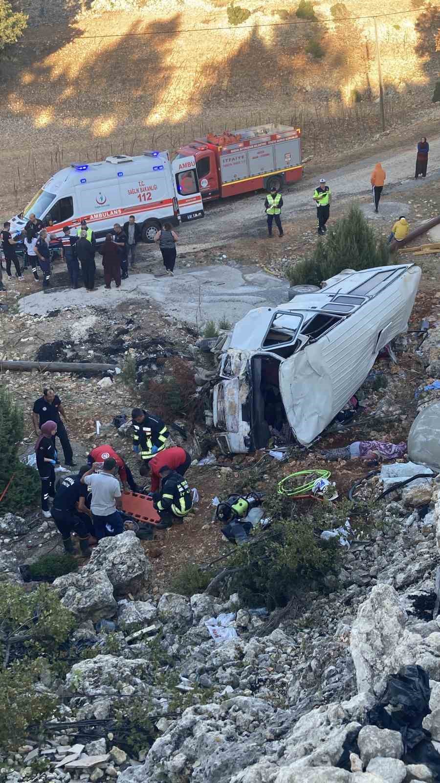 İşçi servisi şarampole devrildi: 5 ölü, 14 yaralı
