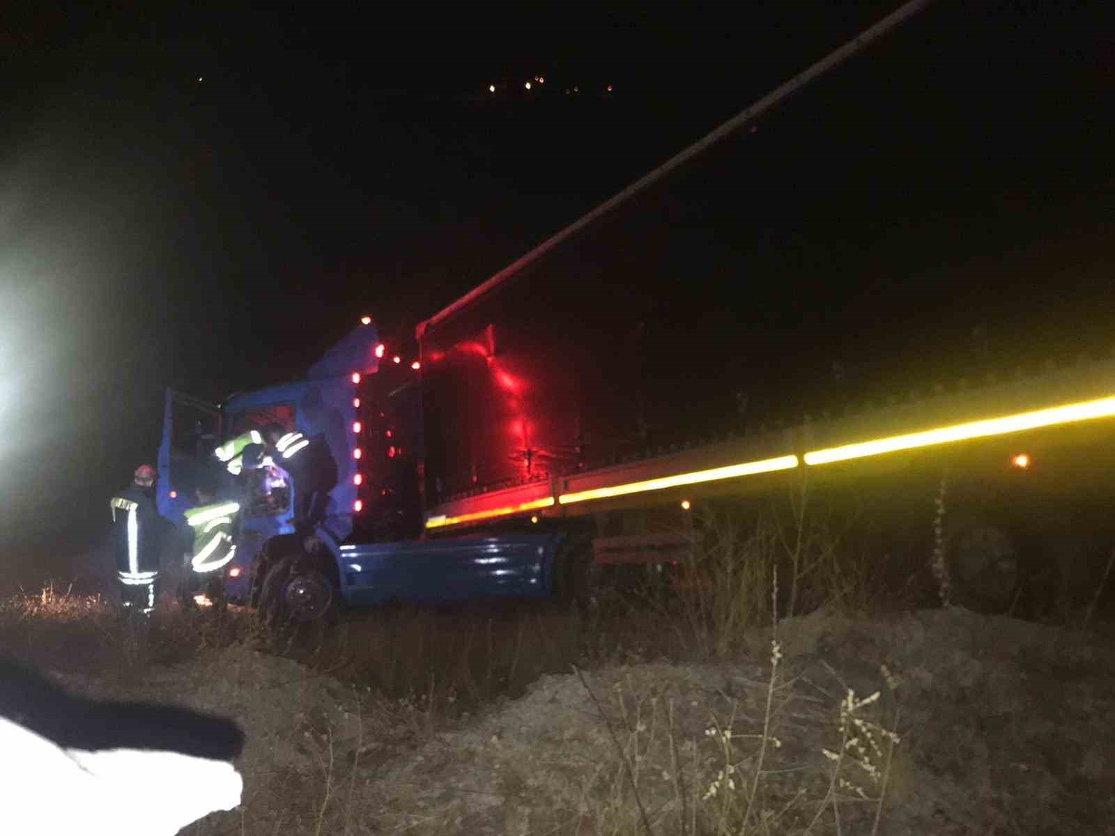 Çeltik tarlasına devrilen tırın sürücüsü öldü