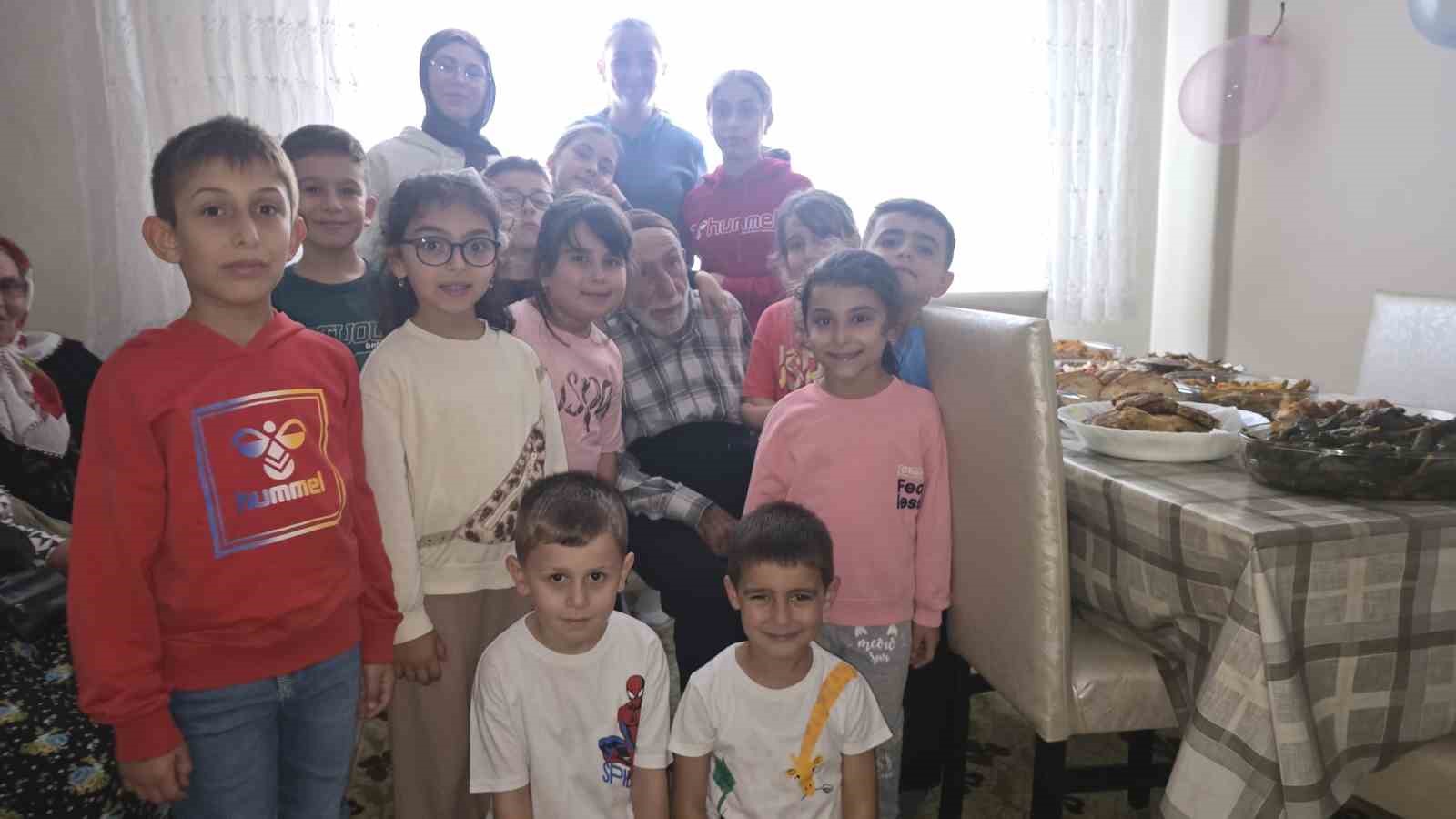 Hacı Hasan Dede&rsquo;nin 95. yaş g&uuml;n&uuml;n&uuml; b&ouml;yle kutladılar
