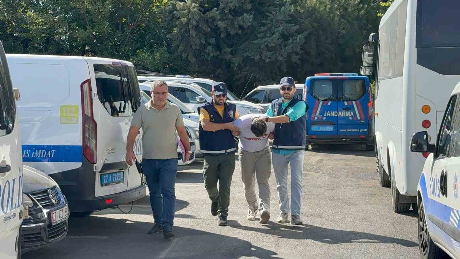 Gaziantep’te annesini tekmeleyip ağabeyini bıçaklayarak öldüren şahıs tutuklandı
