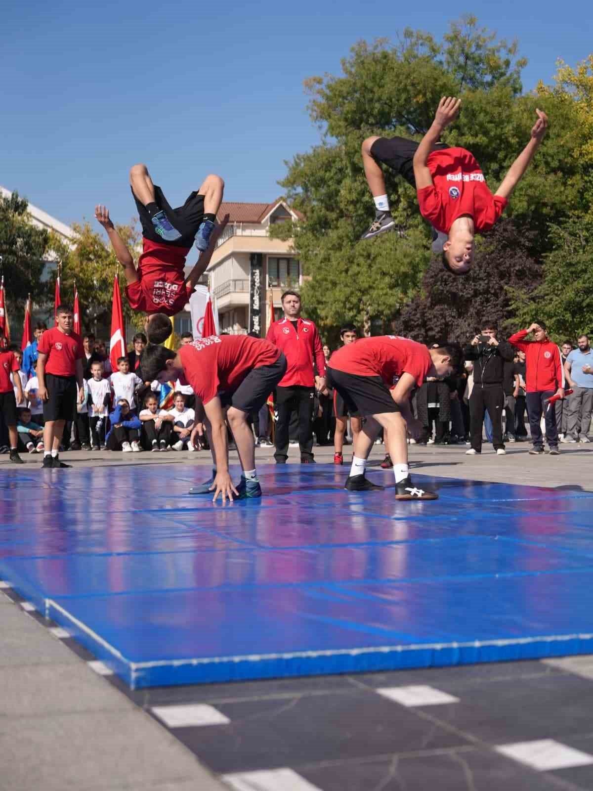 Düzce&rsquo;de &rsquo;Amatör Spor Haftası&rsquo; etkinlikleri kortej ile başladı