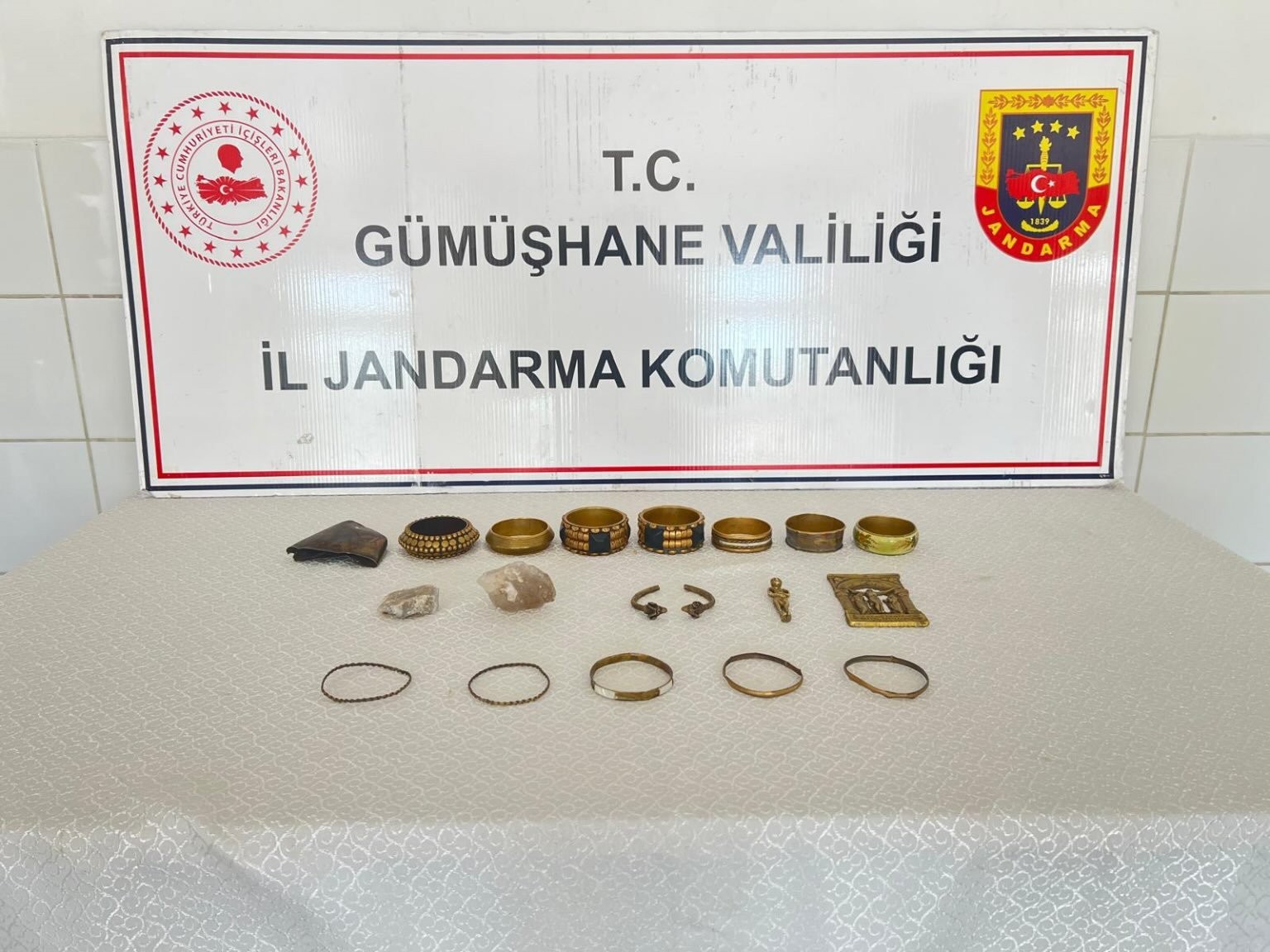 Gümüşhane’de tarihi eser operasyonunda çok sayıda obje ele geçirildi