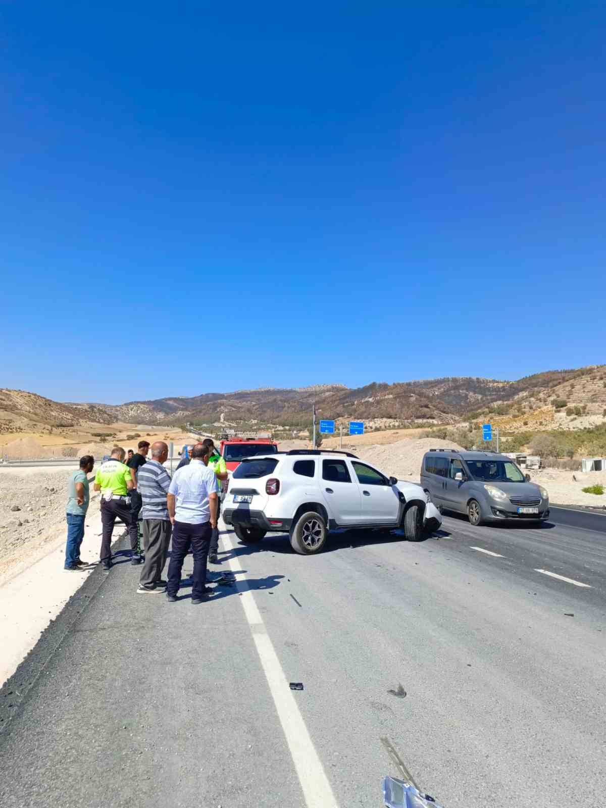Adıyaman’da iki otomobil çarpıştı: 3 yaralı

