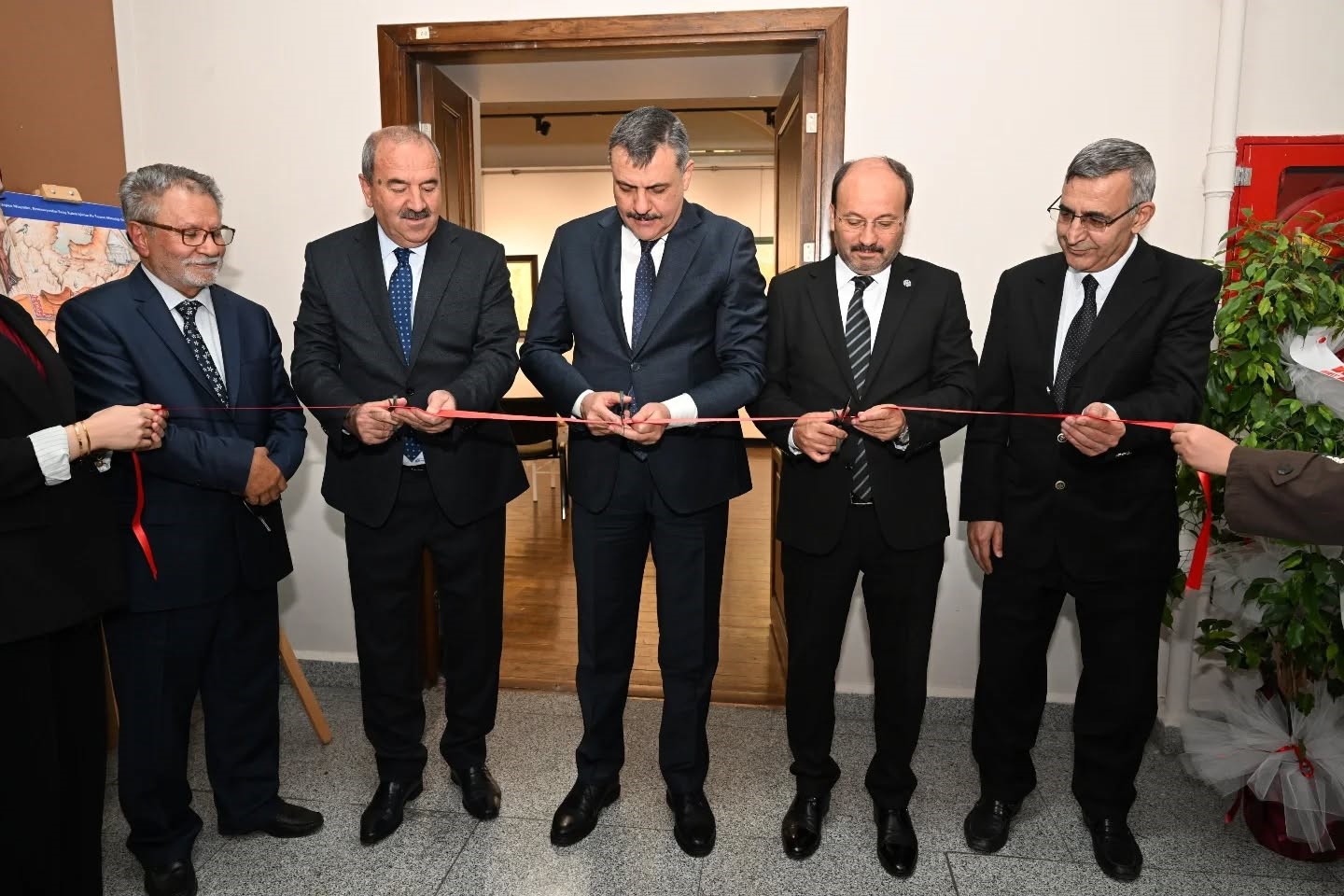 Vali Çiftçi, Müzehhip Sadrettin Er’in kişisel sergisini gezdi